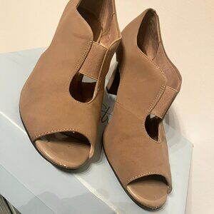 Stylish and Comfortable!  9.5 Lifestyle Taupe Peep-Toes